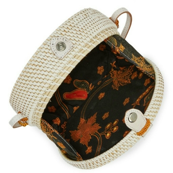 Handmade in Bali. Ata Reed round crossbody bags - Picture 3 of 4